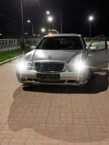 Mercedes-Benz: Автомобиль Mercedes-Benz E-класса в кузове W210 серебристого цвета