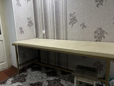 шкаф прихожую: Удобный кушетка с прочным металлическим каркасом и светлой