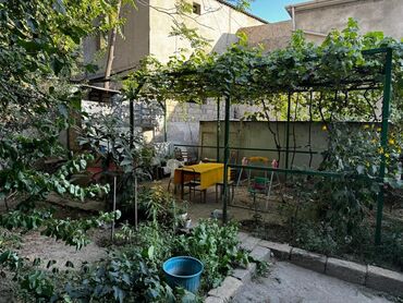 qeçreşde kiraye evler: Azadliq metrosuna yaxin 5/1 mertebesinde 3 otaqli ev 500 azn