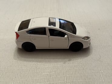 Avtomobil modelləri: Ağ rəngli mini model avtomobil – sedan/krossover üslubunda oyuncaq — 3