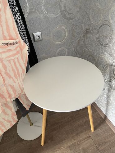 Мебель: Продаю журнальный столик 60 см высота 72 см
