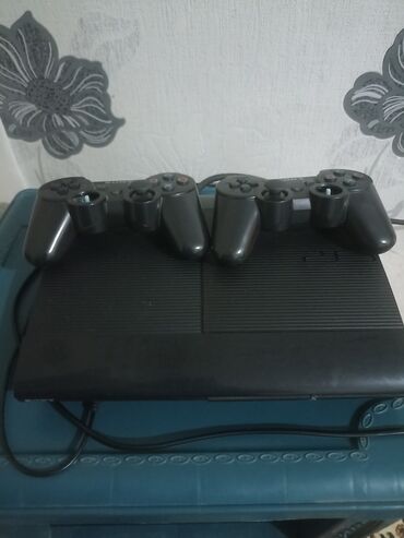 мониторы компьютера: Игровая приставка Sony PlayStation 3 в черном цвете, предлагается в