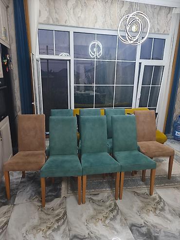 kuxna stol: Yemək otağı üçün taxta ayaqlı yumşaq oturacaqlı stullar dəsti. - — 1