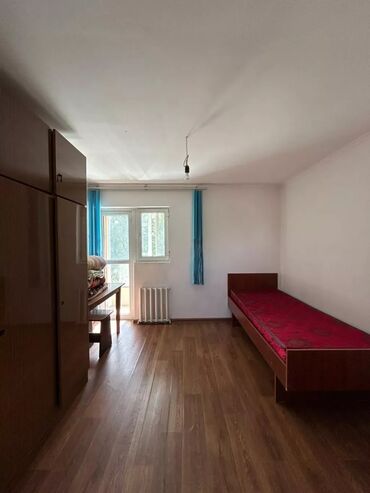 комната для одного человека: 15 м², С мебелью