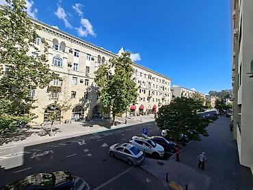 Квартира, 4-комн., 120 м², продаётся, Bakı