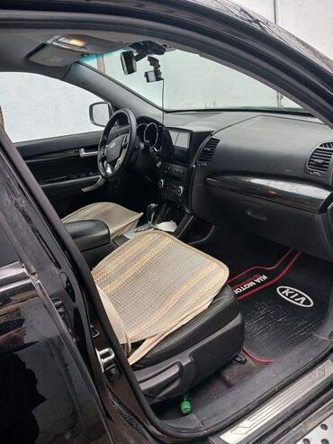 Kia: Kia Sorento – qara rəngli, tam ölçülü şəhər-kənd krossoveri. Xarici — 5