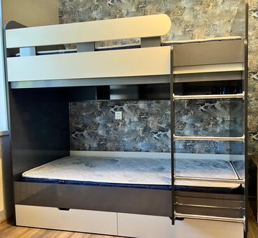 İkimərtəbəli uşaq çarpayıları: Oğlan və qız üçün, Çarpayı, Matras ilə, Siyirməli