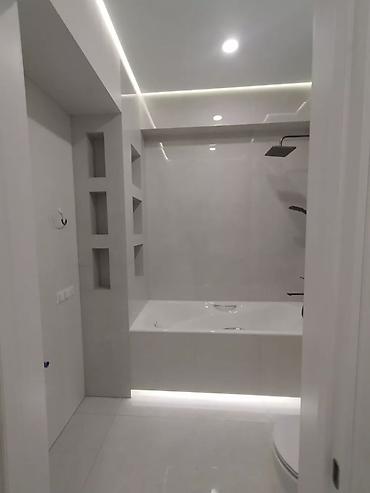 Ванны: (кафельщик) Ванная комната с современной отделкой включает в себя — 11