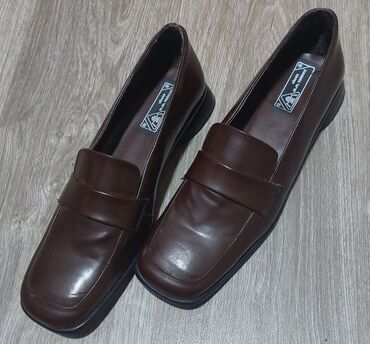 boreli obuca: Elegantne ženske cipele bordo boje, izrađene od materijala koji