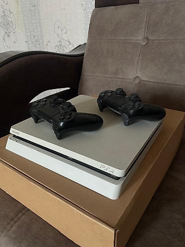 pc case: PlayStation 4 Slim (белая) с двумя беспроводными геймпадами DualShock — 4