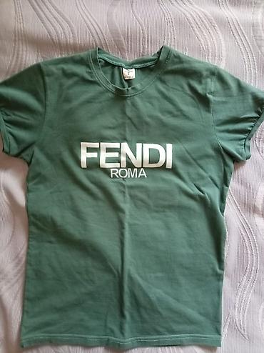 fendi: FENDI ROMA loqolu t‑şört - Rəng: yaşıl - Ön hissədə iri ağ “FENDI — 1