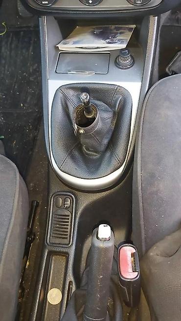 tabla u autu: ALFA 147 SREDNJA KONZOLA HROM | Skinuta sa alfe 147 restajling — 2