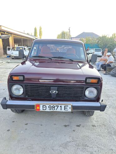 багажник для джипа: Автомобиль LADA Niva 4x4, окрашенный в бордовый цвет. Модель оснащена