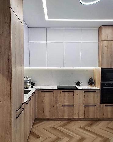 Кухонные гарнитуры: Кухонный гарнитур угловой конфигурации, выполненный в современном — 2