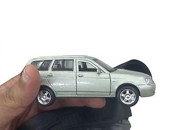 qirmizi masin: LADA Priora universal – 1:43 ölçülü metal model avtomobil - Miqyas — 2