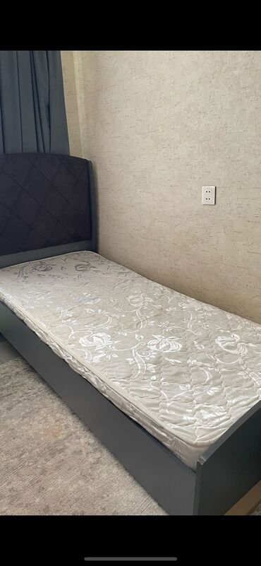 Divanlar: İşlənmiş, Təknəfərlik çarpayı, Bazasız, Matras ilə, Siyirməsiz