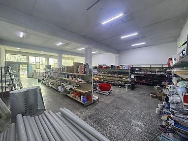 Аренда магазинов: Сдается помещение в аренду 250 кв.метров +2 склада. Находится по — 4