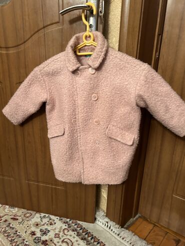 palto na devochek: Детское пальто на 5-6 лет.Почти новое.Бренд.Привезено из Англии