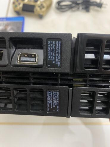 PS4 (Sony Playstation 4): PlayStation 4 (PS4) oyun konsolu dəsti Dəstə daxildir: - PS4 konsolu -da lalafo.az — 12 PS4 (Sony Playstation 4): PlayStation 4 (PS4) oyun konsolu dəsti Dəstə daxildir: - PS4 konsolu — 12