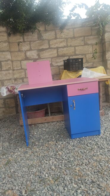 Ev üçün digər mallar: Mektebli masasi satilir siyirmesi ve wkafi vardir ciddi real alicilar