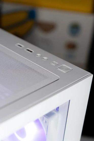 Ostali kompjuterski delovi: Kompjutersko kućište – kubni/micro-ATX format sa staklenim panelima i — 3