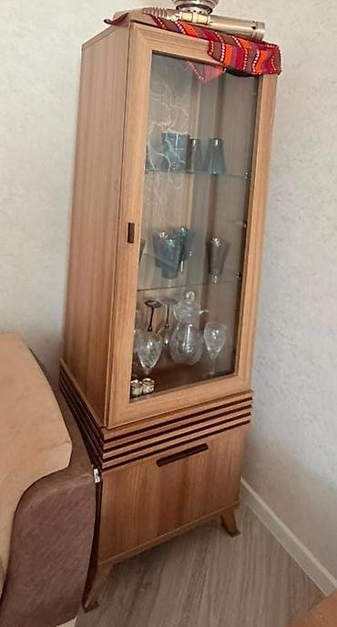 Şüşəli vitrın şkaf - Material: Təbii ağac teksturalı MDF/laminat