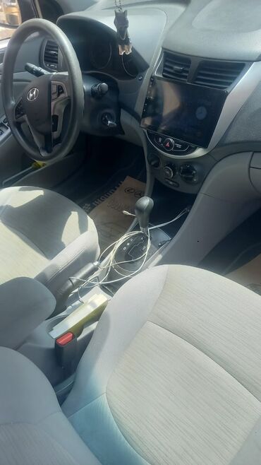 Avtomatik ötürücü qutu ilə təchiz olunmuş qara rəngli Hyundai Accent