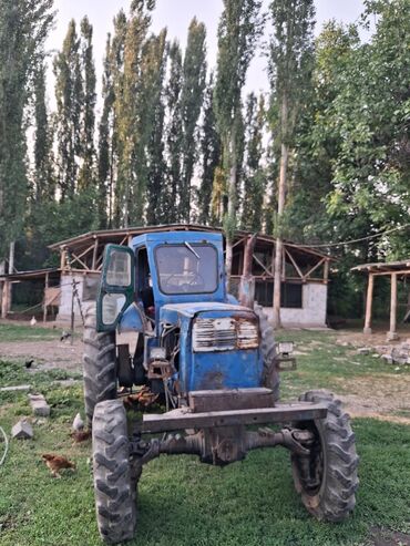 кран манипулятор: Колёсный трактор с кабиной, скошенной передней рамой и навесным