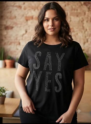 Crna ženska majica kratkih rukava sa natpisom “SAY YES”. Moderan