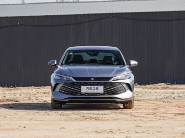 reduktor 1:3: BYD Qin Plus – hibrid sedan - Gümüş rəngli, aerodinamik kuzov, iri