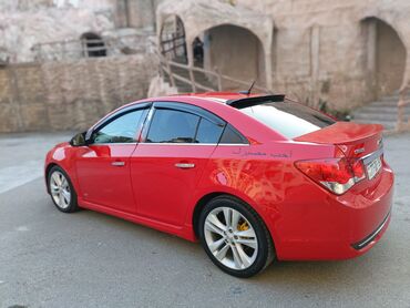 Chevrolet: Chevrolet Cruze sedan – parlaq qırmızı rəngdə, idman görünüşlü paket — 9