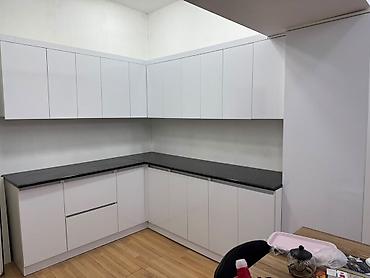 Sifarişlə mebel: Ağ rəngli L formalı mətbəx mebeli dəsti Uzunlugu 5 metr kunc kuxna — 3
