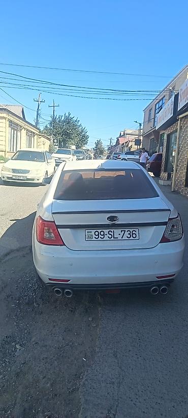e60 guzgu: Ağ rəngli sedan avtomobil - Kuzov: 4 qapılı sedan, ağ rəng - Nömrə — 5