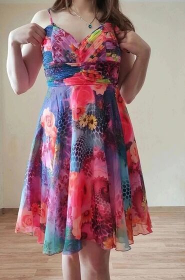 Лёгкое шифоновое платье в идеальном состоянии. 42 размер. Сбоку есть