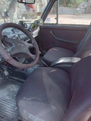 VAZ (LADA): VAZ 2101 (Jiquli) sedan – qırmızı rəng. Xüsusiyyətlər və təchizat: - — 3