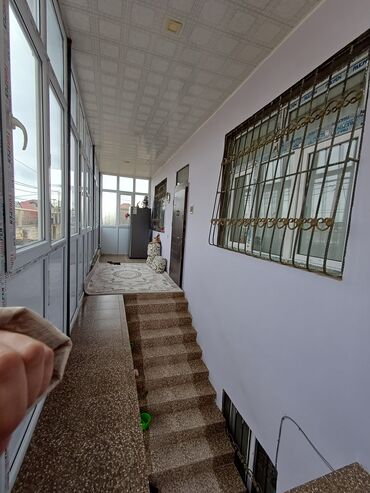 Həyət evləri və villaların satışı: Satılır: həyət evi - 2 mərtəbəli, bütöv hasarlı həyət evi - Küçə — 8