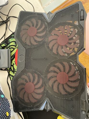 Настольные ПК и рабочие станции: Noutbuk soyutma altlığı, cihazınızı istidən qorumaq üçün nəzərdə
