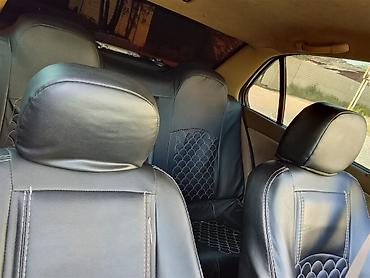 14 luk diskler: Ağ rəngli sedan avtomobil - Korpus: 4 qapılı sedan, ağ rəng, qara — 8