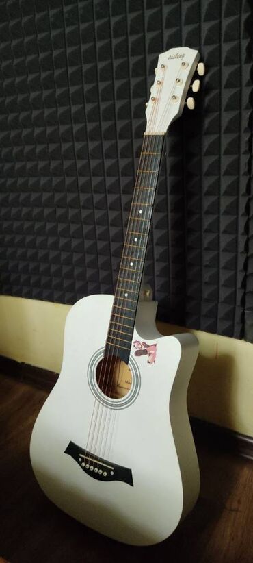 електро гитара: Отличная гитара белого цвета в идеальном, новом состоянии, ноль