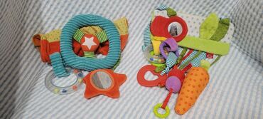 рыба клоун: 1)развивающие игрушки на коляску 2шт 2)всякие погремушки 3)носочки с