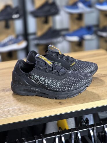 зимний кросовка: Кроссовки Under Armour HOVR Storm в черном цвете. Модель оснащена