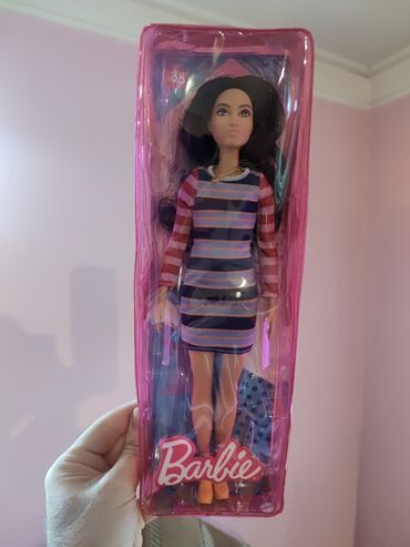 Oyuncaqlar: Barbie kiklalar yenidir. Uzun müddət qalmağa bağlı qutusunda əzilmələr