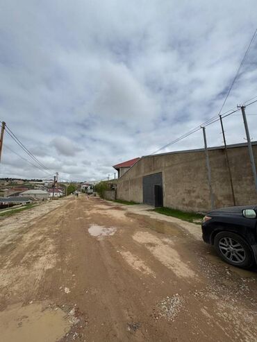 сдача земли в аренду: Digah qəsəbəsində yolun kənarında 800 kv.m. anbar icarəyə verilir. Su