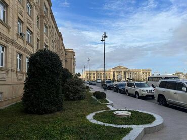 Uzunmüddətli kirayə mənzillər: Şəhərin prestij yerində yerləşir. Koroğlu Rəhimiv küçəsi ilə qalxanda — 4