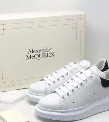 классическая обувь: Кроссовки от Alexander McQueen добавят спортивно-роскошный финиш