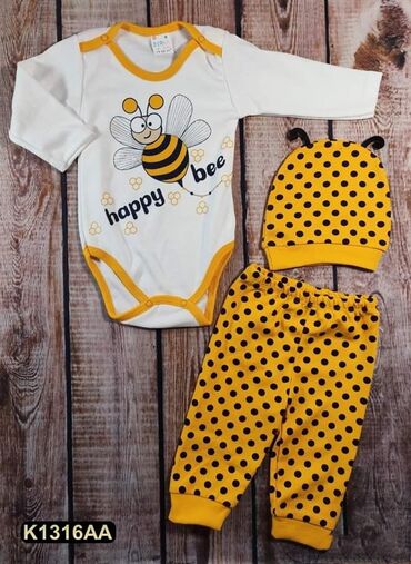 Kompleti: Veličina 62 68 74 Cena 950 din Tri kompleta cena 2000 din Slanje — 5