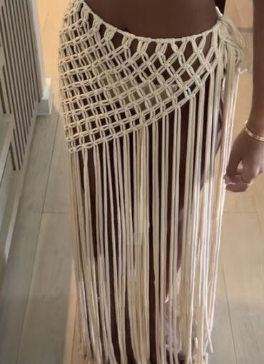 Ətəklər: Makrame toxunuşlu, ağ rəngdə qısa ətək. Bu ətək kəmər hissəsində iplə — 4