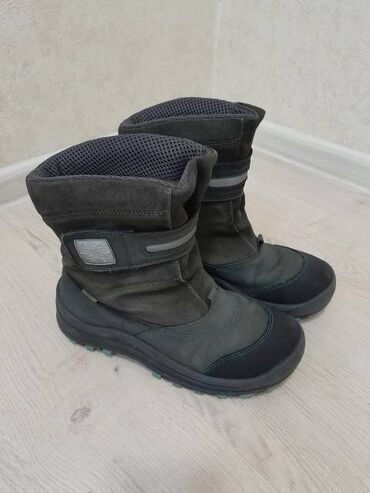 обувь женская сапоги: Продам пару зимних детских сапог б/у. Размер 35. Цена 1500 сом за