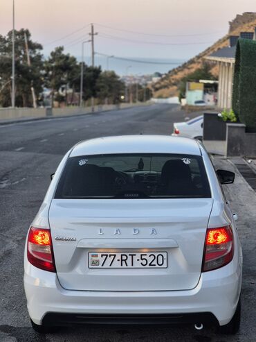 VAZ (LADA): Barter de var Lada Granta modelinin bu ağ rəngli sedanı dörd qapıya və — 19