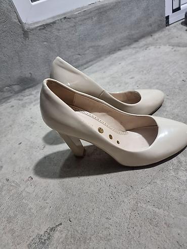 setkali ayaqqabi: Bej rəngli qadın tuflisi - Model: Klassik “pumps” - Material: Parlaq — 2